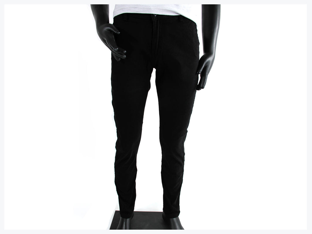 Pantalón largo de color negro para niño exhibido en un maniquí sobre fondo blanco.