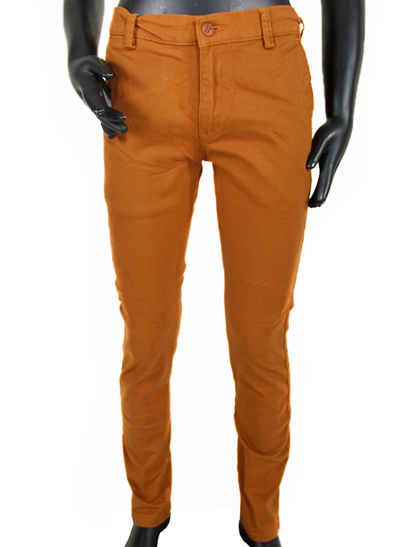 Pantalón largo color ocre para niño exhibido en un maniquí negro.