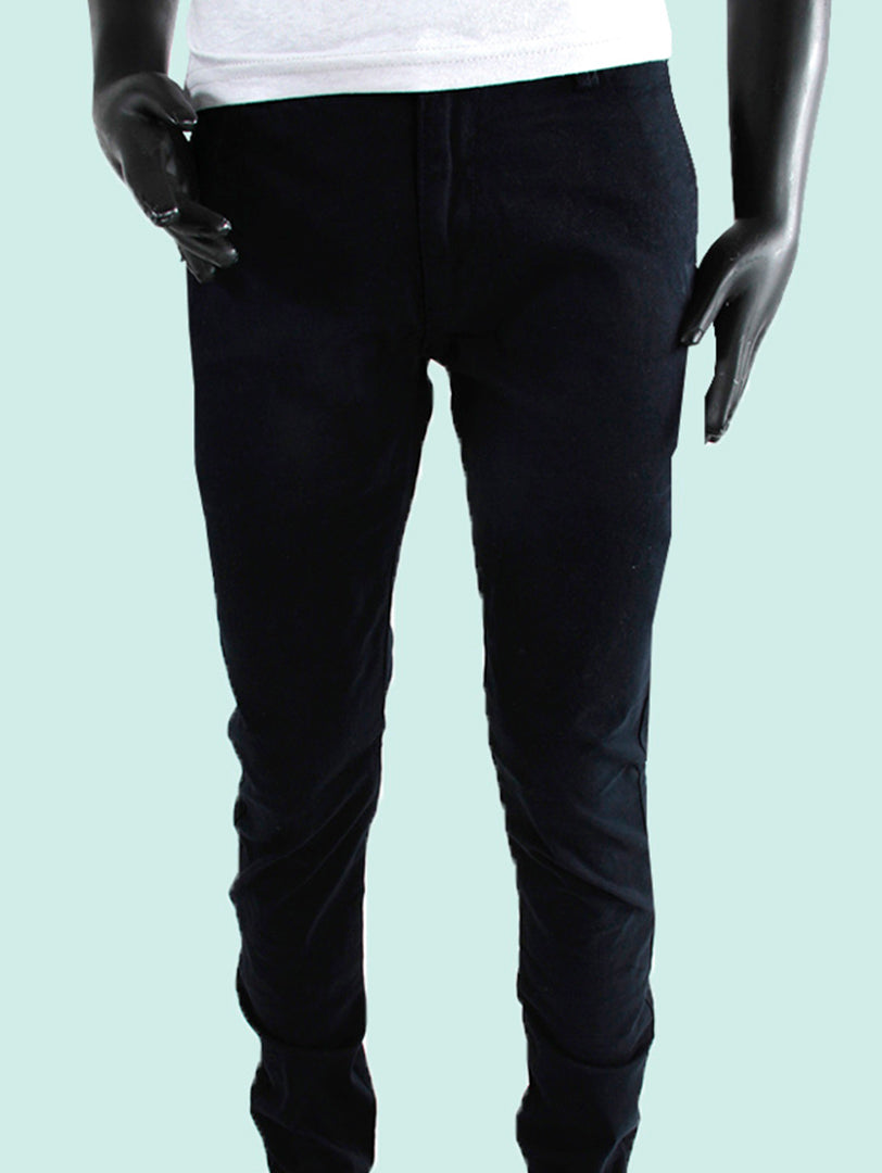 Pantalón largo color azul marino para niño exhibido en un maniquí sobre fondo claro.