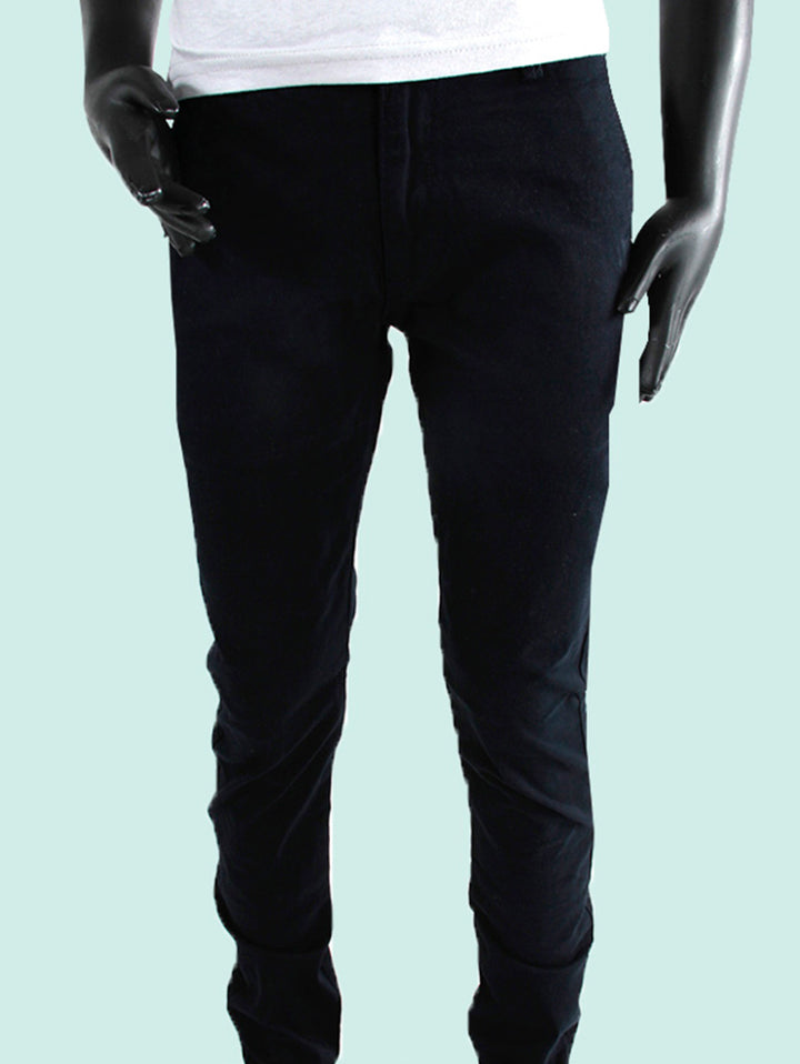 Pantalón largo color azul marino para niño exhibido en un maniquí sobre fondo claro.