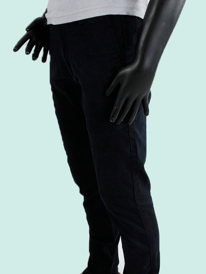 Pantalón largo color azul marino para niño exhibido en un maniquí sobre fondo claro.