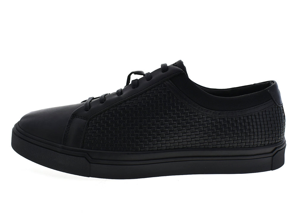 Par de tenis negros Brantano Stark para hombre con detalle tejido en los laterales y suela plana.