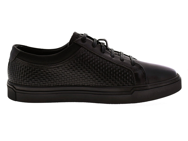 Par de tenis negros Brantano Stark para hombre con detalle tejido en los laterales y suela plana.