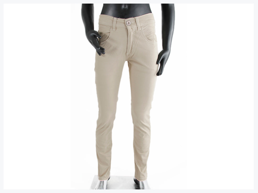 Pantalón largo ajustado para niño en color arena sobre un maniquí negro.