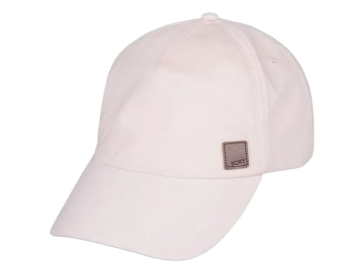 Gorra de béisbol color rosa claro con un pequeño parche cuadrado en el frente.
