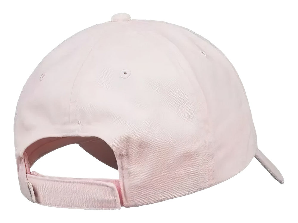 Gorra de béisbol color rosa claro con un pequeño parche cuadrado en el frente.