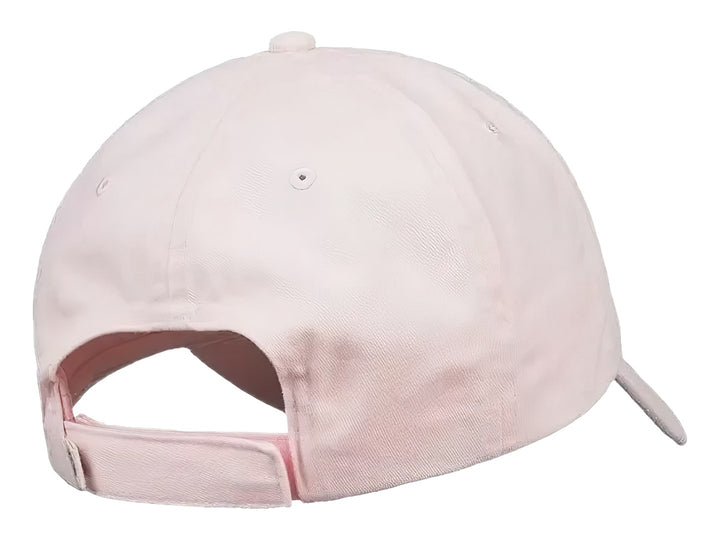 Gorra de béisbol color rosa claro con un pequeño parche cuadrado en el frente.