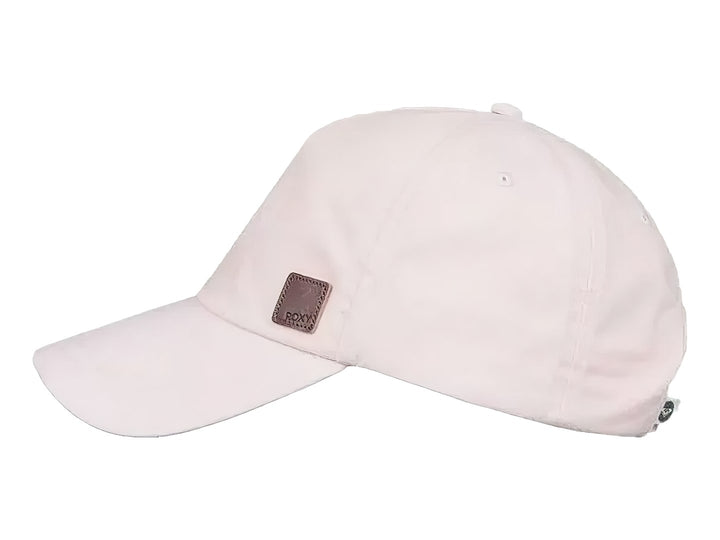 Gorra de béisbol color rosa claro con un pequeño parche cuadrado en el frente.