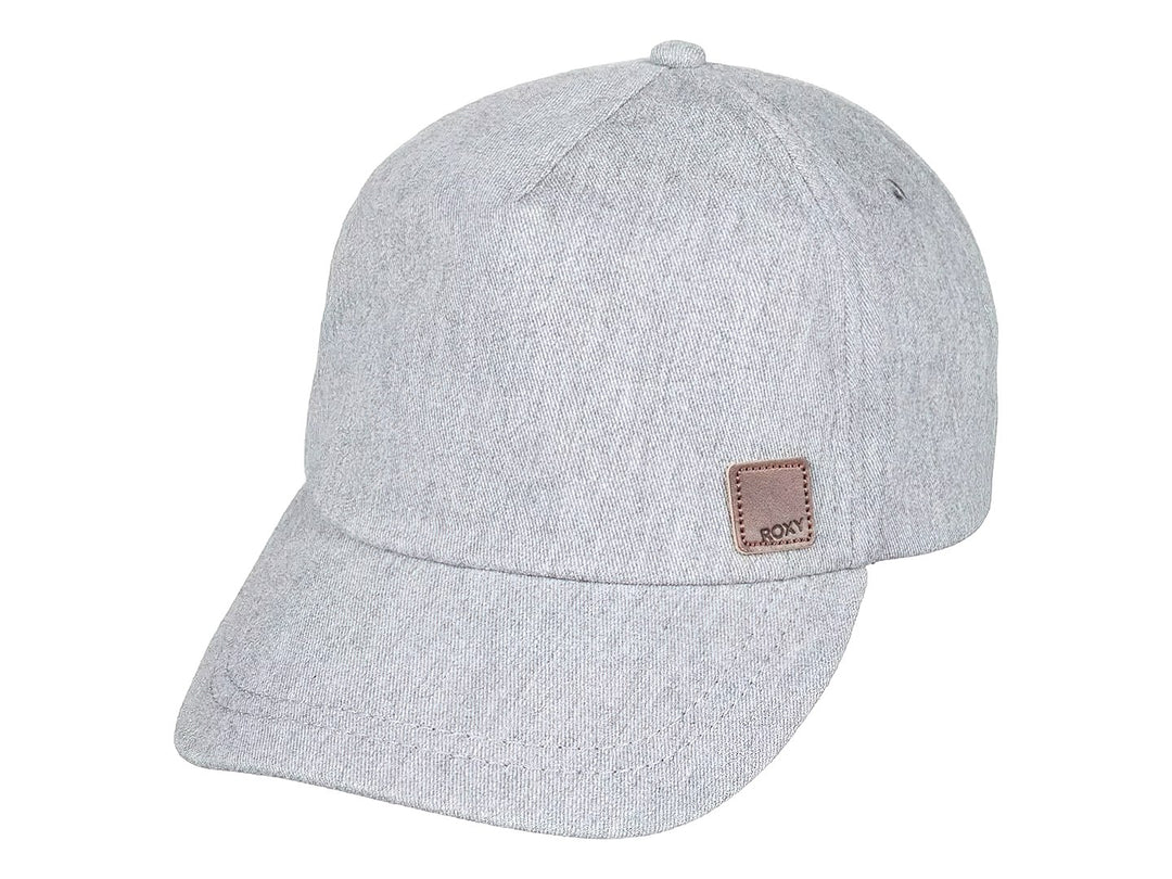 Gorra de béisbol color gris con un pequeño parche marrón de la marca Roxy en el frente.