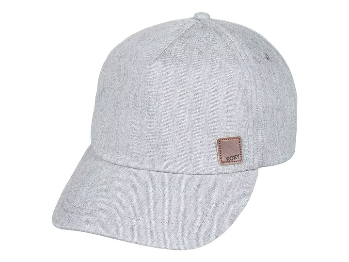 Gorra de béisbol color gris con un pequeño parche marrón de la marca Roxy en el frente.