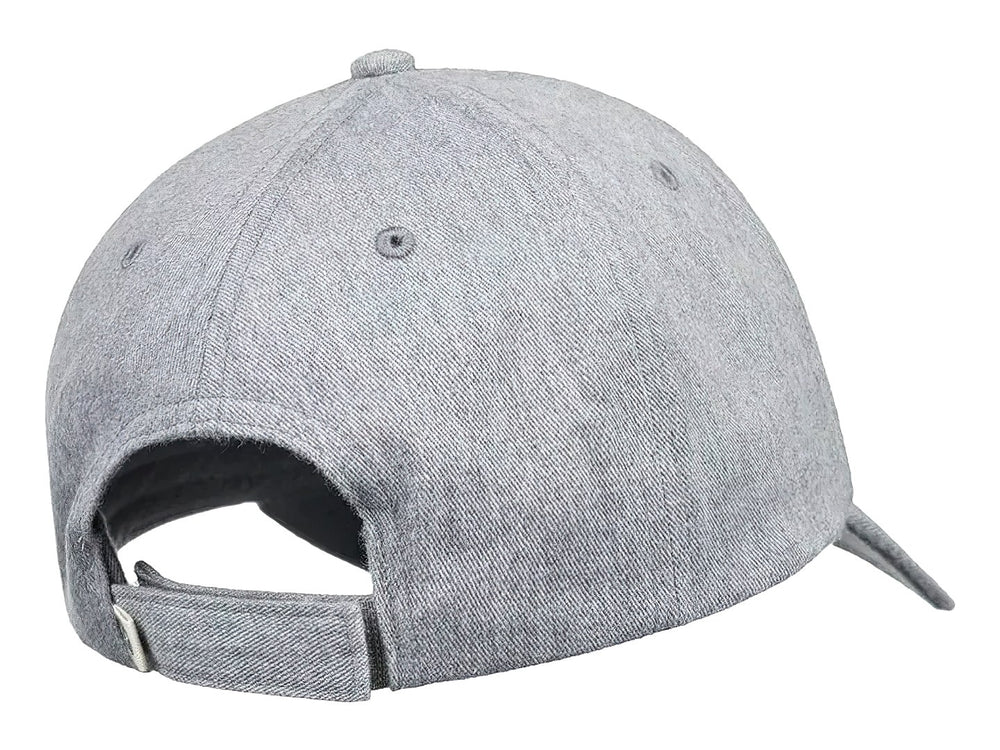Gorra de béisbol color gris con un pequeño parche marrón de la marca Roxy en el frente.