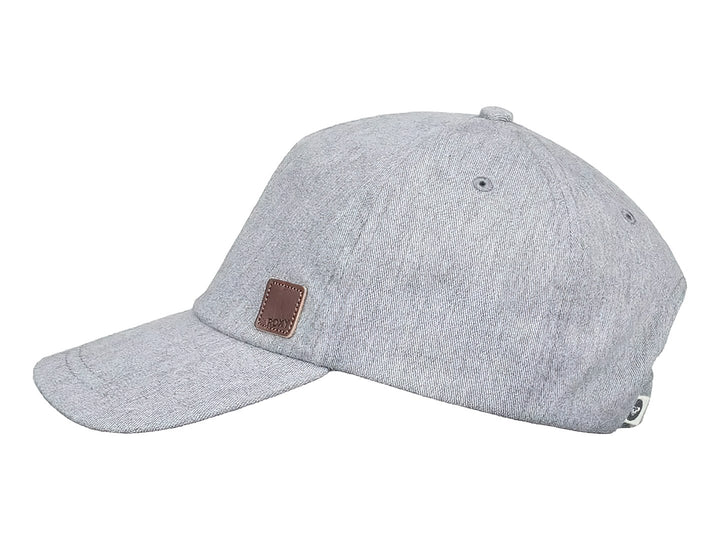 Gorra de béisbol color gris con un pequeño parche marrón de la marca Roxy en el frente.