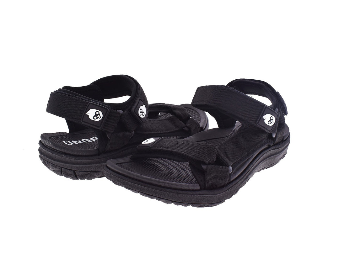 Par de sandalias negras para niños marca UNGA con correas ajustables y suela resistente.