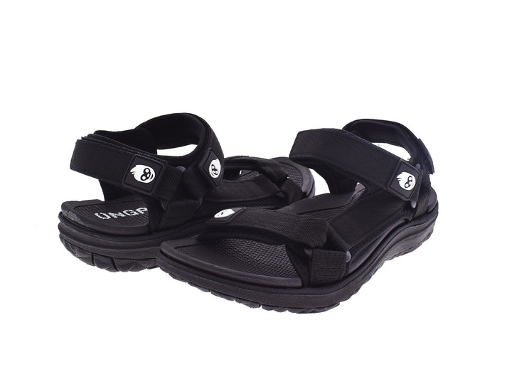 Par de sandalias negras para niños marca UNGA con correas ajustables y suela resistente.