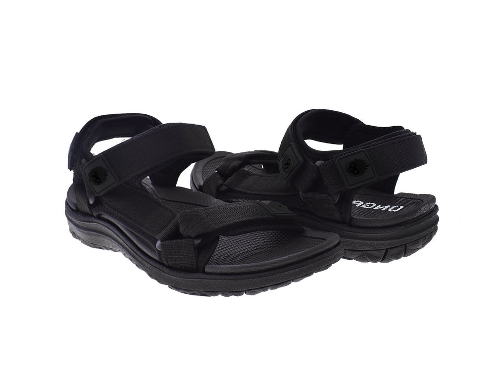 Sandalia deportiva negra estilo gladiador con correas ajustables y suela ergonómica.