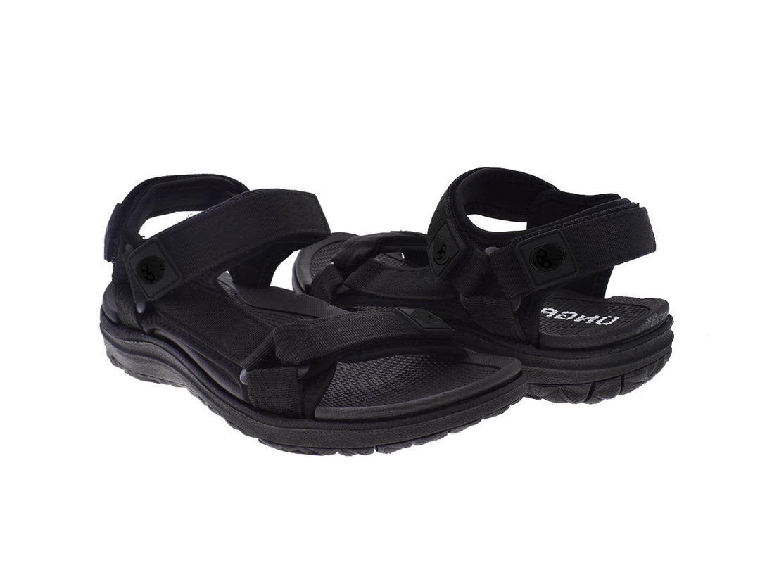 Sandalia deportiva negra estilo gladiador con correas ajustables y suela ergonómica.