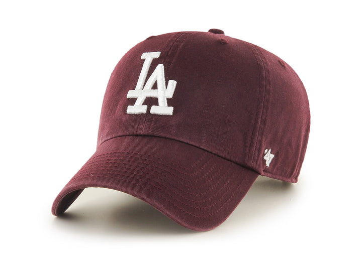 Gorra de béisbol color granate oscuro con logotipo LA bordado en blanco.