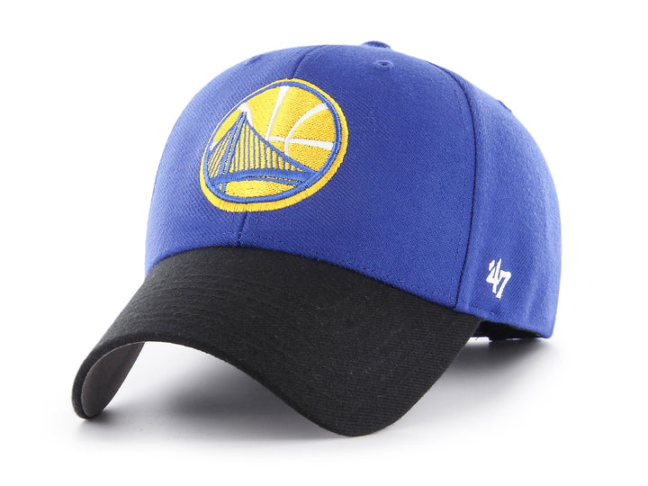 Gorra de béisbol azul con visera negra y logo bordado de Golden State Warriors.