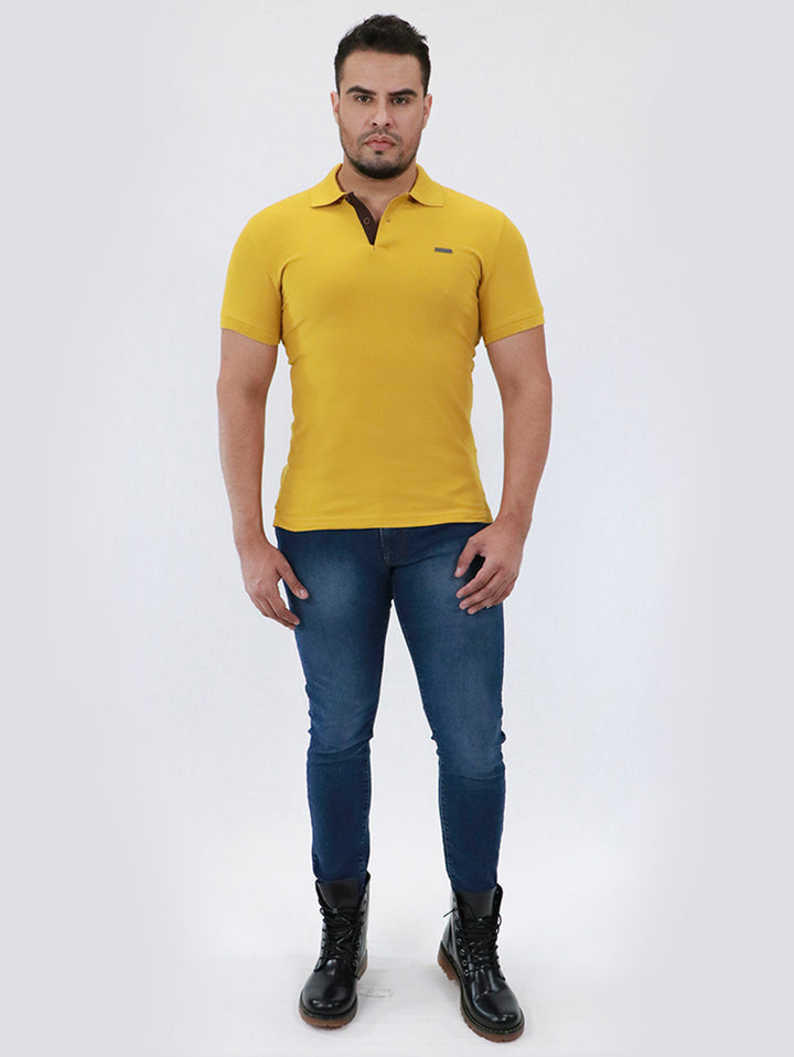 Hombre vistiendo pantalones de mezclilla azules ajustados y calzado deportivo negro sobre fondo blanco.