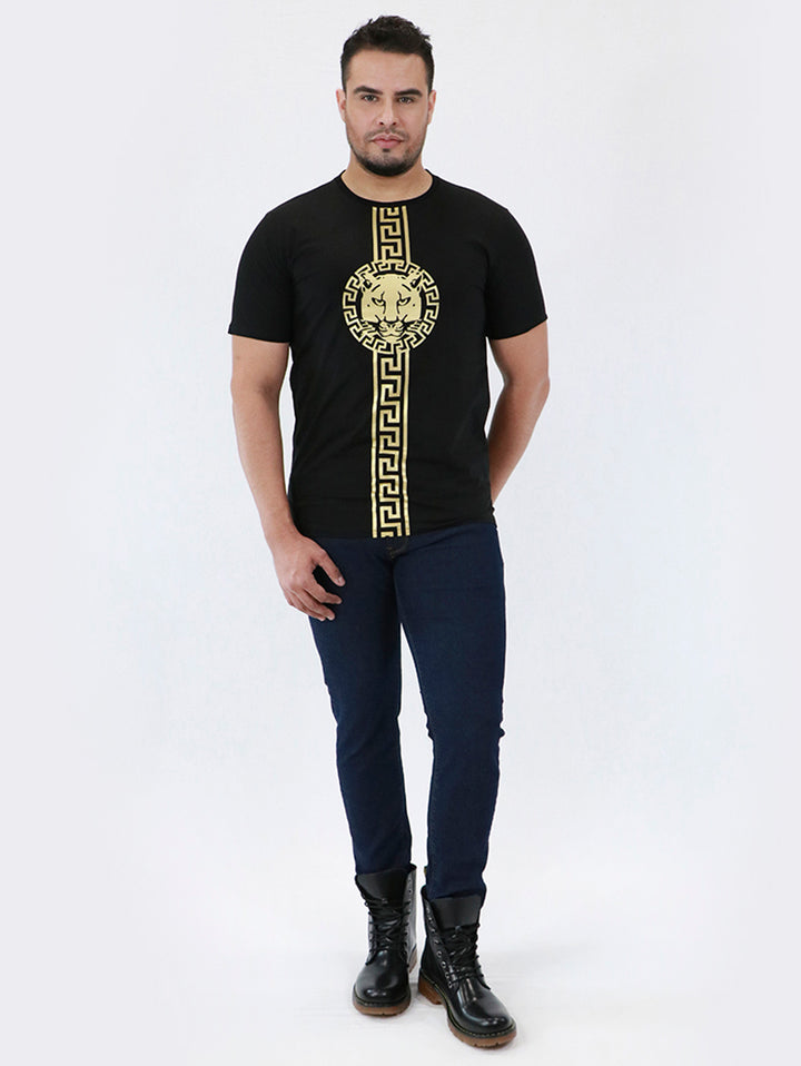 Detalle de pantalón de mezclilla azul oscuro para hombre con costuras en tono dorado.