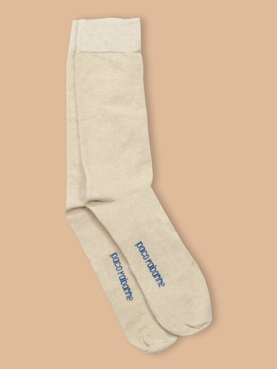 Par de calcetines color beige de la marca Paco Rabanne con texto azul en la planta.