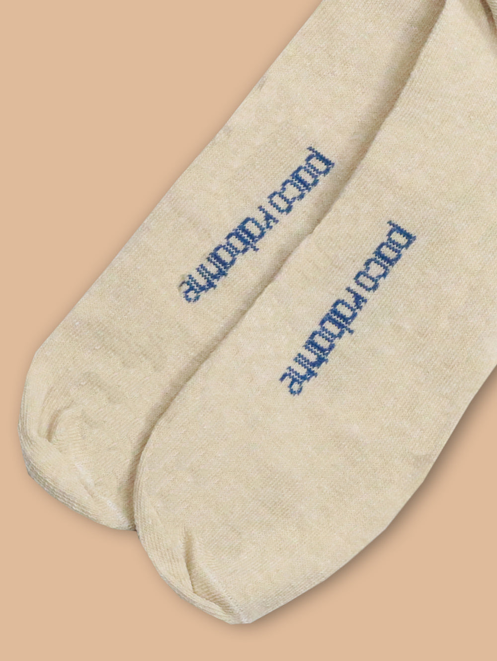 Par de calcetines color beige de la marca Paco Rabanne con texto azul en la planta.