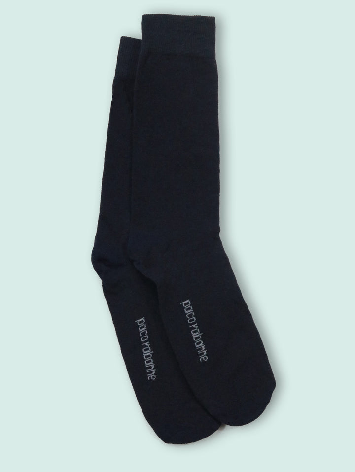 Par de calcetines azul marino de la marca Paco Rabanne con logotipo blanco en la planta.