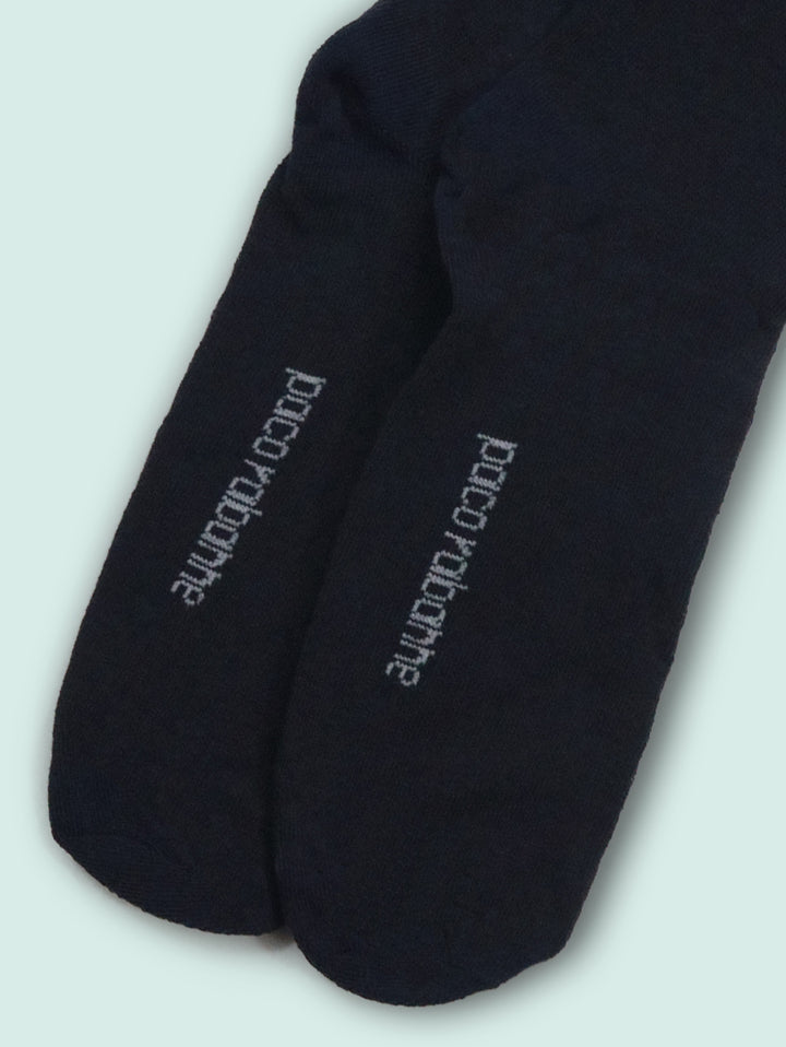 Par de calcetines azul marino de la marca Paco Rabanne con logotipo blanco en la planta.