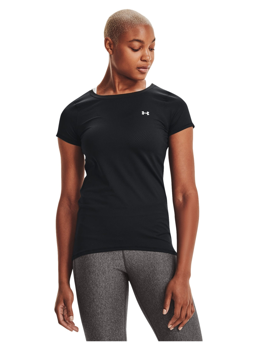 Mujer vistiendo una playera deportiva Under Armour de color negro y manga corta.