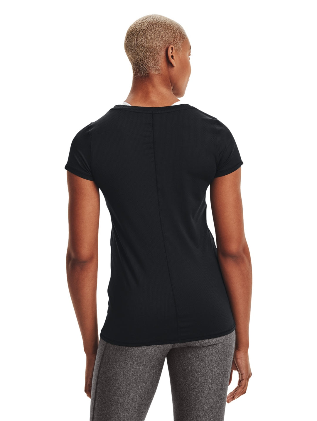 Mujer vistiendo una playera deportiva Under Armour de color negro y manga corta.