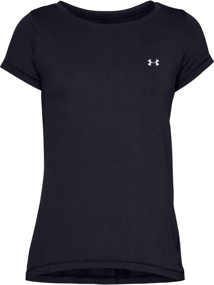 Mujer vistiendo una playera deportiva Under Armour de color negro y manga corta.