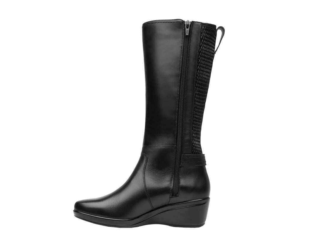 Bota negra Flexi Nala para mujer de caña media con detalle texturizado lateral y acabado liso.