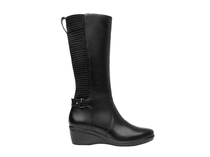 Bota negra Flexi Nala para mujer de caña media con detalle texturizado lateral y acabado liso.