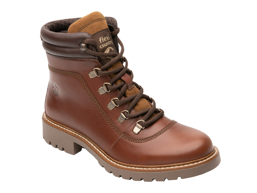 Botas Flexi Aldara para mujer en color whisky, de cuero con agujetas y suela track.
