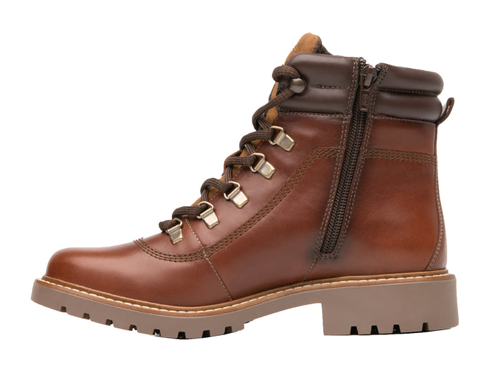 Botas Flexi Aldara para mujer en color whisky, de cuero con agujetas y suela track.