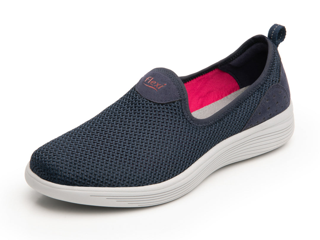 Zapato plano slip-on Flexi color azul marino con suela blanca y forro interno rosa.