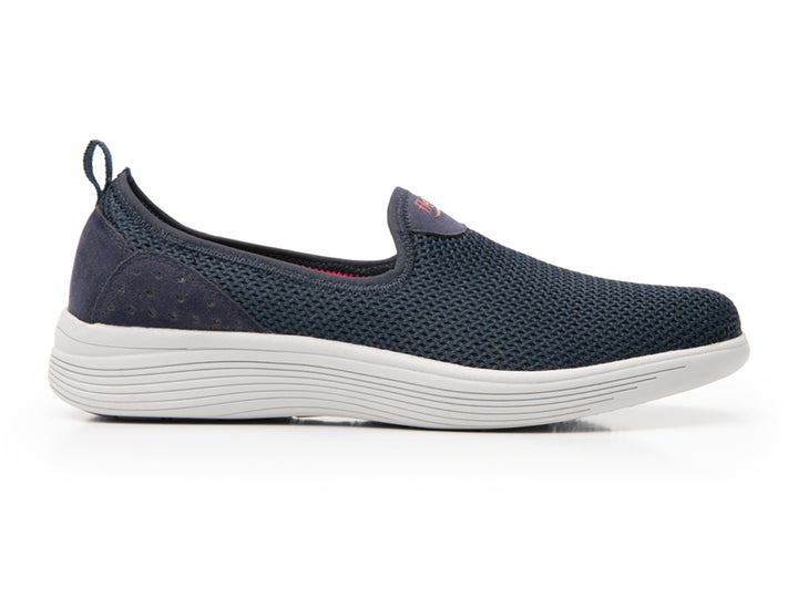 Zapato plano slip-on Flexi color azul marino con suela blanca y forro interno rosa.