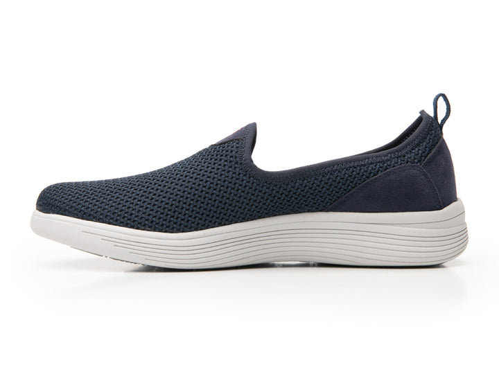 Zapato plano slip-on Flexi color azul marino con suela blanca y forro interno rosa.