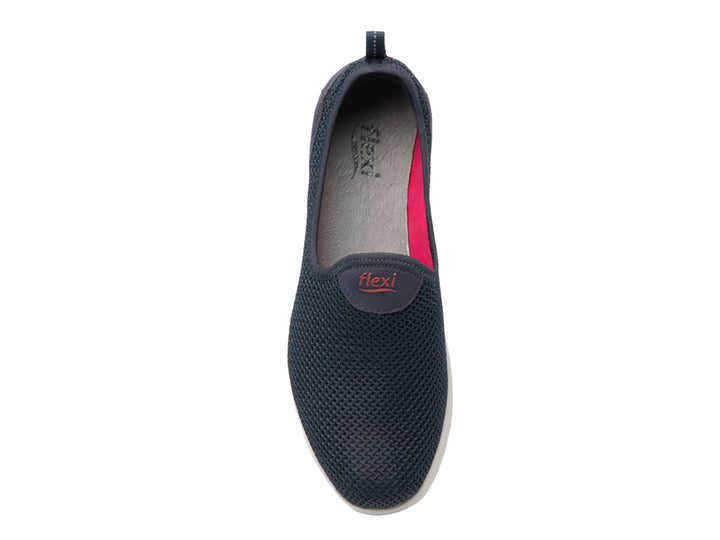 Zapato plano slip-on Flexi color azul marino con suela blanca y forro interno rosa.
