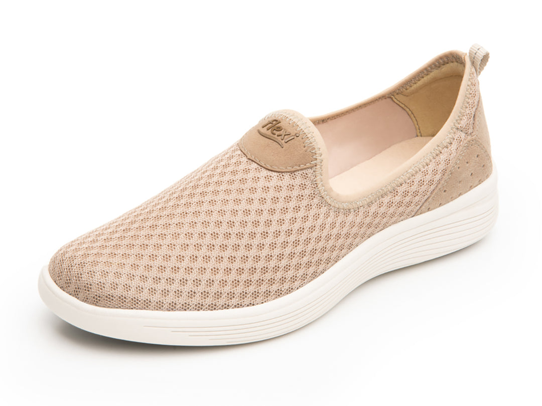 Zapato plano Flexi color beige con parte superior de malla y suela blanca, estilo casual slip-on.