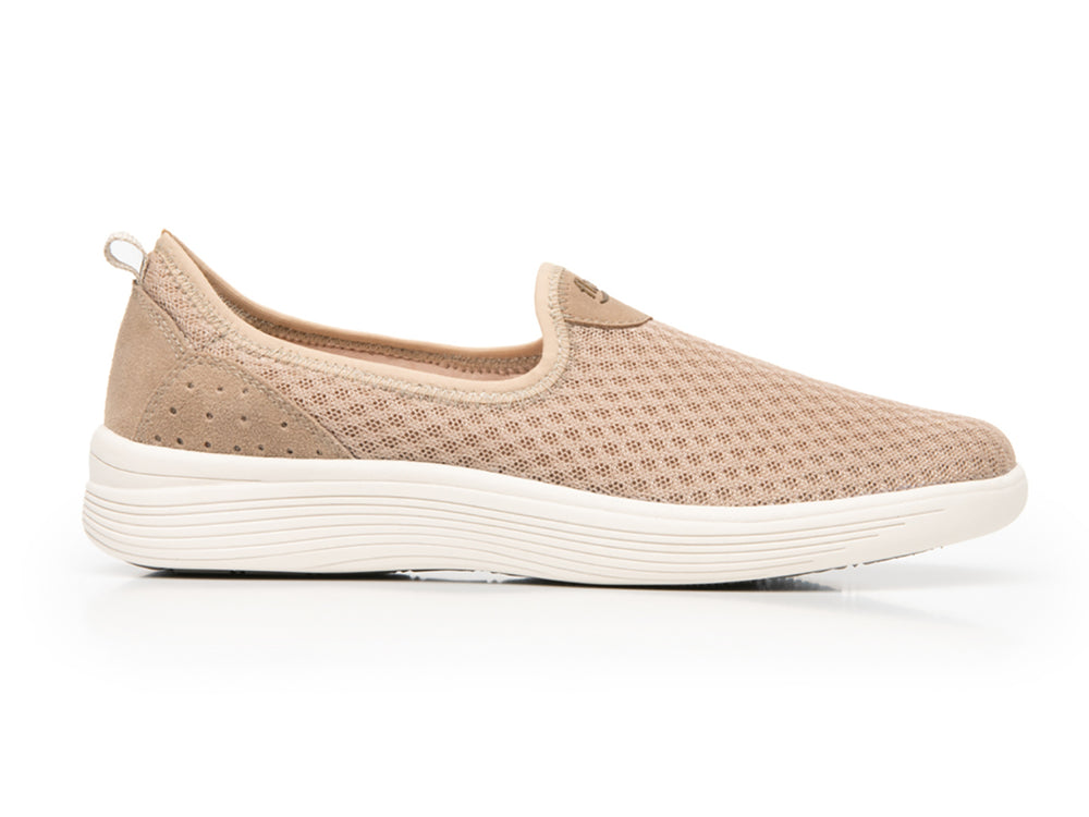 Zapato plano Flexi color beige con parte superior de malla y suela blanca, estilo casual slip-on.