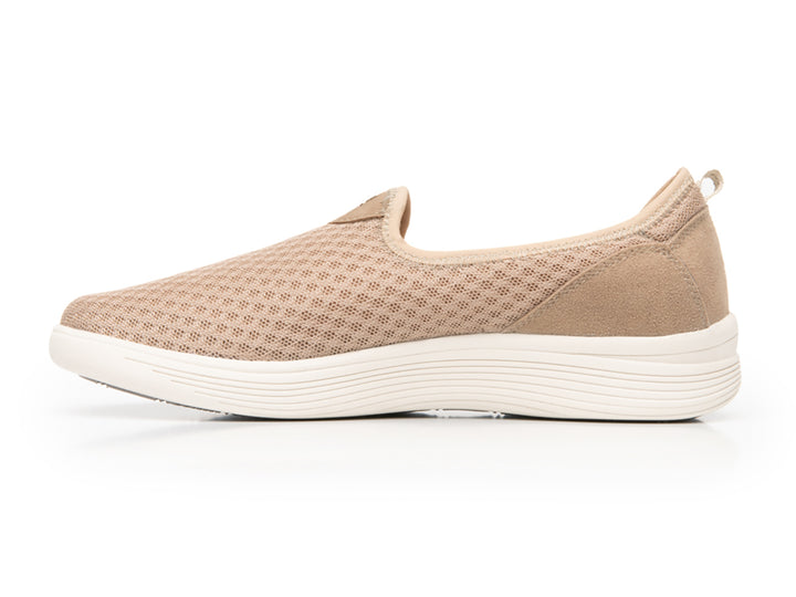 Zapato plano Flexi color beige con parte superior de malla y suela blanca, estilo casual slip-on.