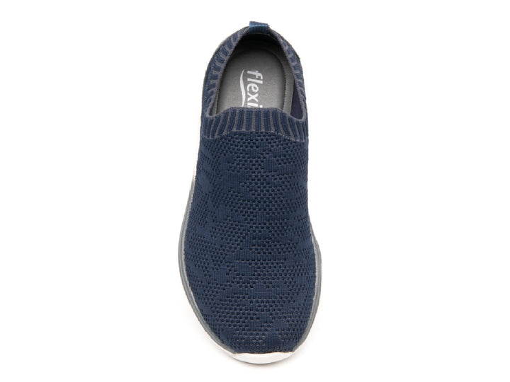 Zapato Flexi Fenix para mujer en color azul marino con suela blanca, diseño slip-on de tejido flexible.