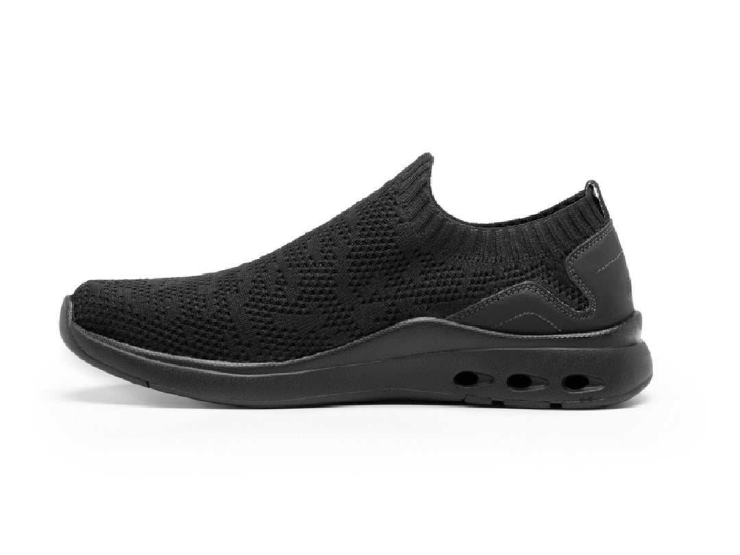 Zapato slip-on Flexi Fenix para mujer en color negro con acabado tejido y suela cómoda.