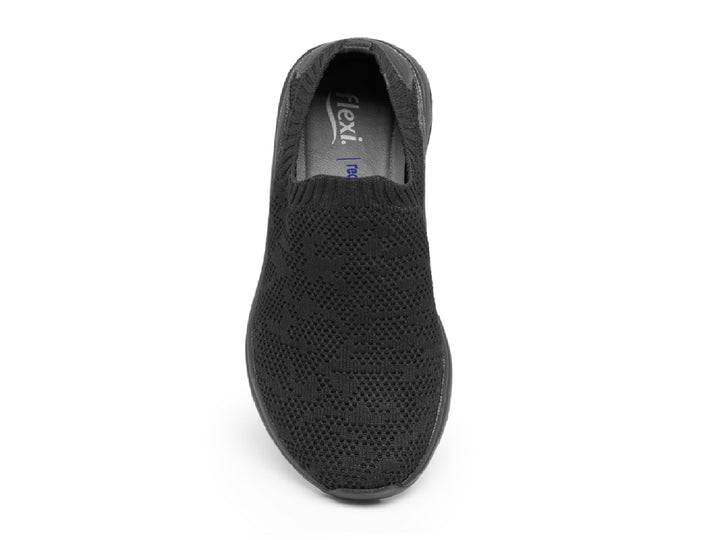 Zapato slip-on Flexi Fenix para mujer en color negro con acabado tejido y suela cómoda.