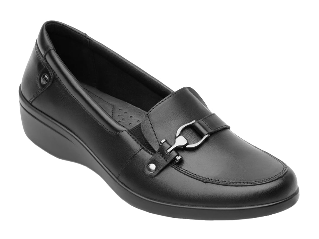Zapato plano Flexi Karime para mujer en color negro con detalle de hebilla plateada.