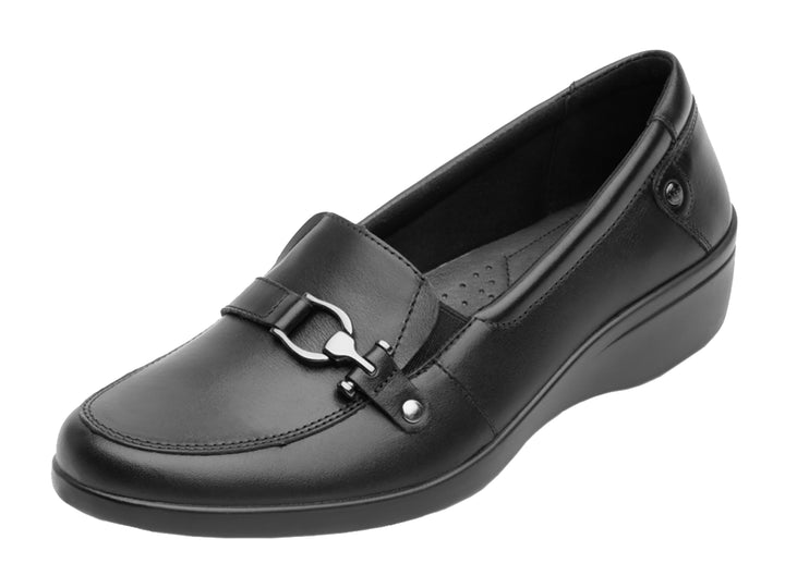 Zapato plano Flexi Karime para mujer en color negro con detalle de hebilla plateada.