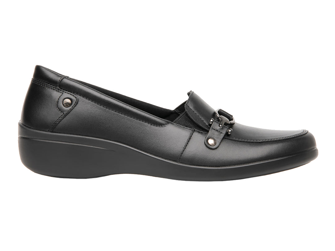 Zapato plano Flexi Karime para mujer en color negro con detalle de hebilla plateada.