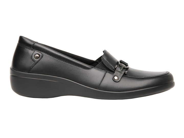 Zapato plano Flexi Karime para mujer en color negro con detalle de hebilla plateada.