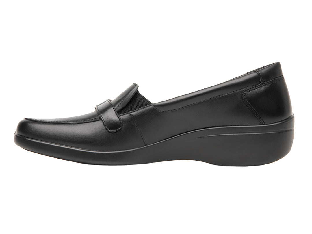Zapato plano Flexi Karime para mujer en color negro con detalle de hebilla plateada.